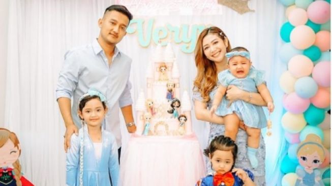 Delta Hesti, Istri Crazy Rich Surabaya yang Urus Anak Vanessa. (Instagram/@deltahesti)