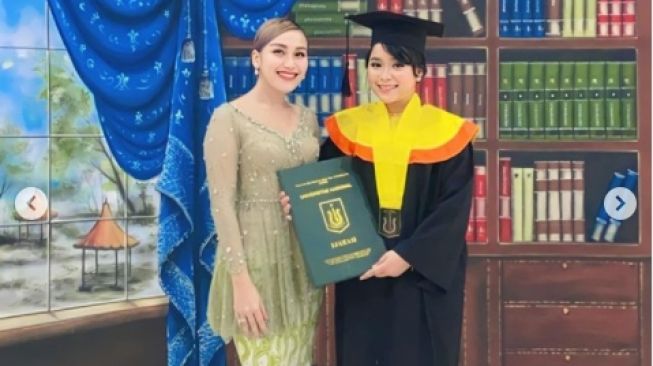 Potret Ayu Ting Ting Hadiri Wisuda Adik. (Instagram/@ayutingting92)