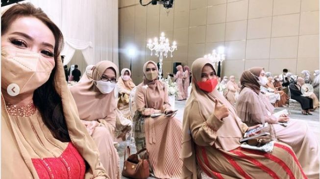 Potret Artis di Pengajian Ria Ricis. (Instagram/@mamiiren)