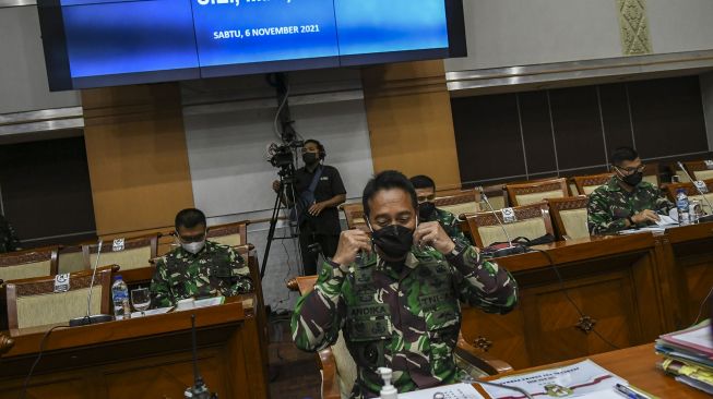 Kepala Staf TNI Angkatan Darat (KSAD) Jenderal TNI Andika Perkasa bersiap mengikuti uji kelayakan dan kepatutan calon Panglima TNI di Komisi I DPR, Kompleks Parlemen, Senayan, Jakarta, Sabtu (6/11/2021). ANTARA FOTO/Galih Pradipta