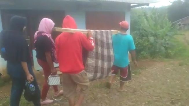 Pilu, Demi Berobat Kakek di Cianjur Ditandu Gunakan Sarung Sejauh 1 Kilometer