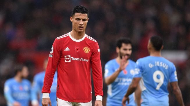 Reaksi Cristiano Ronaldo saat Manchester United tertinggal dua gol selama pertandingan pekan ke-11 Liga Inggris antara Manchester United vs Manchester City di Old Trafford, Sabtu (6/11/2021).Oli SCARFF / AFP.