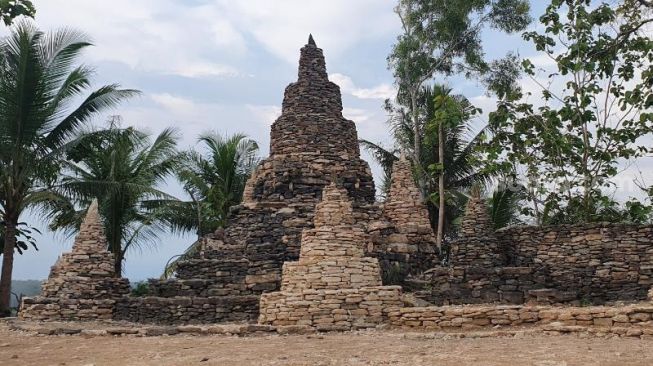 Sunardi (50) yang iseng susun batu jadi replika candi di Gunung Dayakan, Dusun Kaliwiru, Kalurahan Tuksono, Kapanewon Sentolo, Kabupaten Kulon Progo. [Hiskia Andika Weadcaksana / SuaraJogja.id]