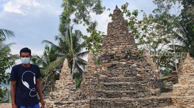 Sunardi (50) yang iseng susun batu jadi replika candi di Gunung Dayakan, Dusun Kaliwiru, Kalurahan Tuksono, Kapanewon Sentolo, Kabupaten Kulon Progo. [Hiskia Andika Weadcaksana / SuaraJogja.id]