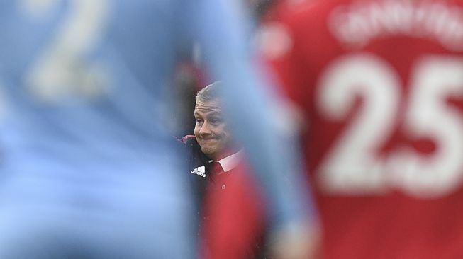 Manajer Manchester United Ole Gunnar Solskjaer bereaksi selama pertandingan sepak bola Liga Premier Inggris antara Manchester United dan Manchester City di Old Trafford, Manchester, Inggris, Sabtu (6/11/2021). [OLI SCARFF / AFP]