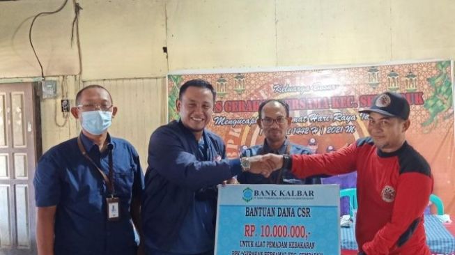 Wabup Fahrur Rofi Serahkan Bantuan CSR Bank Kalbar ke BPK Semparuk