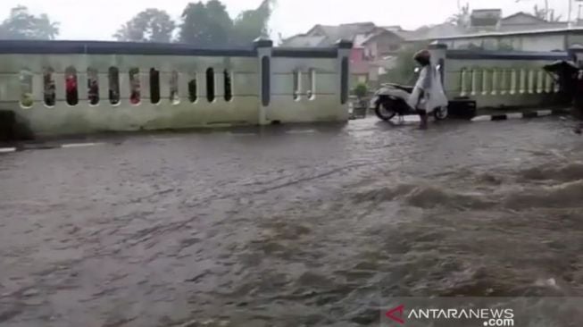 Banjir Terjang Kota Sukabumi, Sejumlah Kuburan Ikut Terrendam