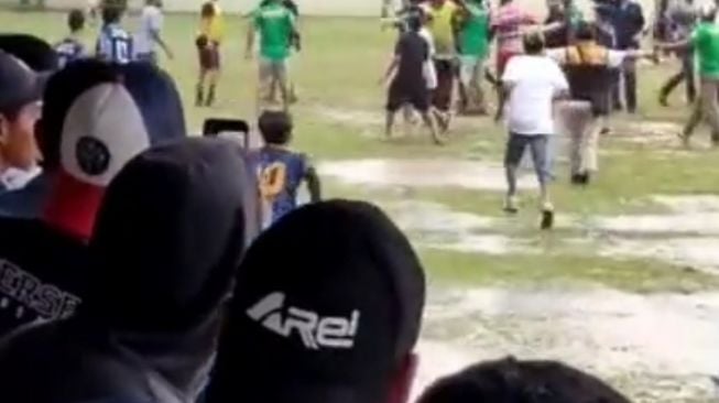 Tangkapan layar video Sepak Bola Wali Kota Cup yang diwarnai baku hantam. [instagram]