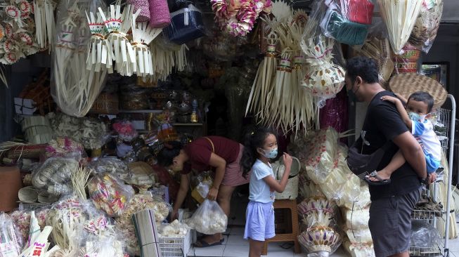 Warga memilih pernak-pernik untuk perlengkapan sesajen dalam persiapan menyambut Hari Raya Galungan, di Pasar Desa Adat Kapal, Badung, Bali, Minggu (7/11/2021). [ANTARA FOTO/Nyoman Hendra Wibowo]