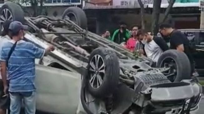 Mobil Terbalik Usai Tabrak Trotoar di Jalan Setia Budi Medan