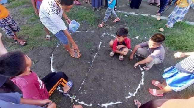 Festival Permainan Tradisional Tidak Hanya Menarik Anak-anak, Orang Dewasa Pun Bermain