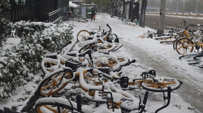 Sejumlah sepeda bergelimpangan di depan pintu masuk stasiun subway Nongzhanguan, Beijing, China, Minggu (7/11/2021). [ANTARA FOTO/M. Irfan Ilmie]