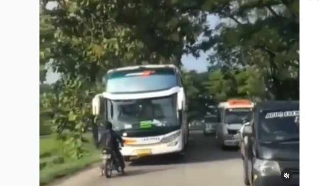 Viral Pemotor Tak Gentar Hadang Bus yang Melawan Arah (Instagram)