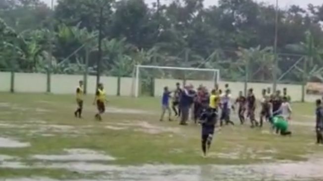 Tangkapan layar video Sepak Bola Wali Kota Cup yang diwarnai baku hantam. [instagram]