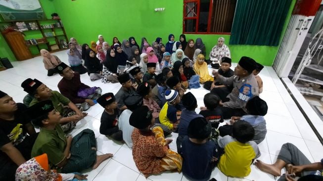 Bripka Nur Ali Suwandhi memberikan wejangan kepada para anak asuhnya di Rumah Singgah Bumi Damai, Jalan Purbayan, Kemantren Kotagede, Kota Jogja, Minggu (7/11/2021). - (SuaraJogja.id/Muhammad Ilham Baktora)