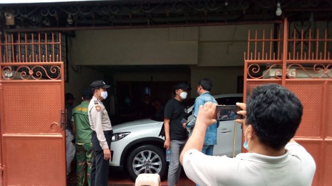 Polisi saat mendatangi rumah orang tua Veronica Koman di kawasan Jakarta Barat usai peristiwa ledakan diduga bom. (istimewa)