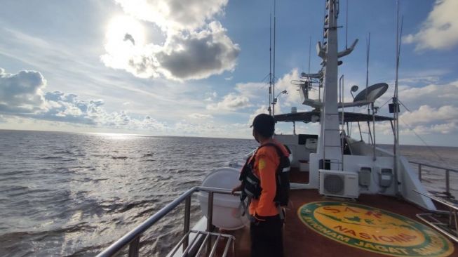 Tim Search and Rescue (SAR) atau Pencarian dan Pertolongan Pontianak, Kalbar, saat melakukan pencarian terhadap dua korban tabrakan antara KM (kapal motor) Selalu Jaya dan KM Bandar di kawasan perairan Selat Karimata, Kalimantan Barat. - (ANTARA/HO-Humas SAR Pontianak)