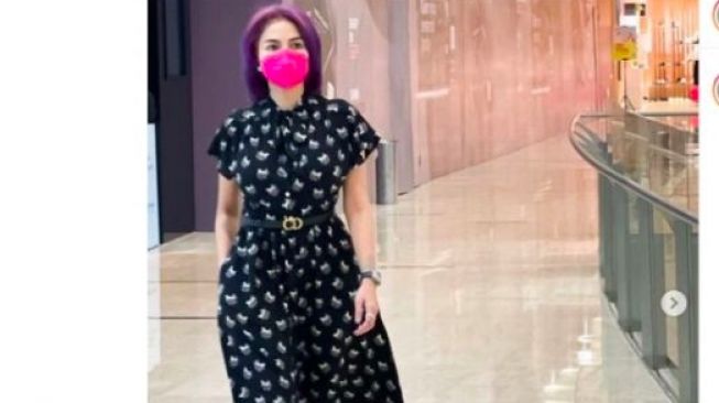 Nikita Mirzani Pakai Dress Feminin Dipuji Bak Bangsawan