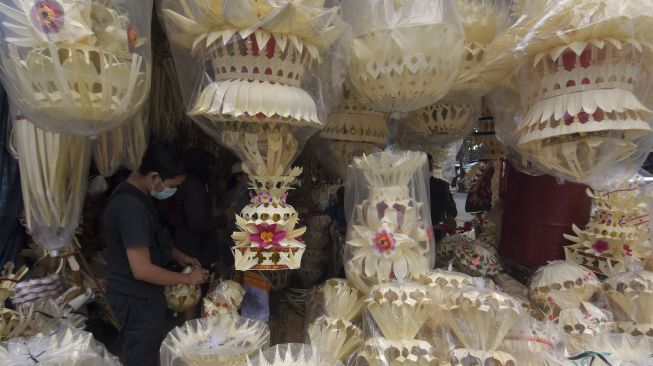 Warga memilih pernak-pernik untuk perlengkapan sesajen dalam persiapan menyambut Hari Raya Galungan, di Pasar Desa Adat Kapal, Badung, Bali, Minggu (7/11/2021). [ANTARA FOTO/Nyoman Hendra Wibowo]