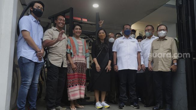 Kepala Staf Angkatan Darat (KSAD) Jenderal TNI Andika Perkasa (kedua kiri) didampingi istrinya Hetty Andika Perkasa (ketiga kiri) berfoto bersama Ketua Komisi I DPR RI Meutya Hafid (tengah) dan Wakil Ketua DPR RI Lodewijk F. Paulus (kedua kanan) sebelum pertemuan di kediamannya di Senayan, Jakarta, Minggu (7/11/2021). [Suara.com/Angga Budhiyanto] 