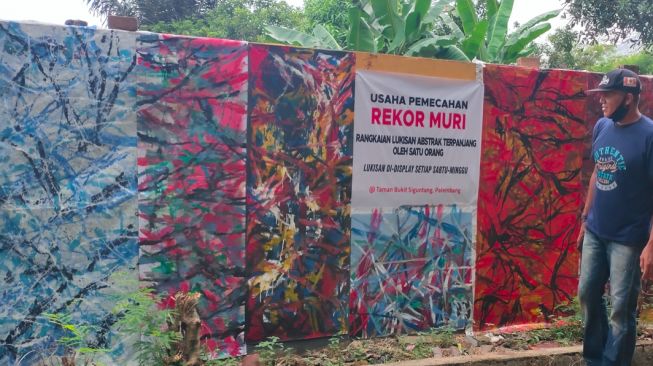 Manfaatkan Barang Bekas Jadi Lukisan Terpanjang, Seniman Palembang Ingin Pecahkan Rekor