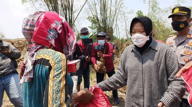 Gerak Cepat, Mensos Risma Tinjau Korban Banjir Gresik