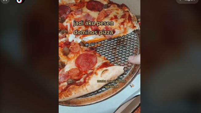 Pesan Delivery Pizza, Wanita Syok Temukan Benda ini Ada di Bungkusnya (TikTok)