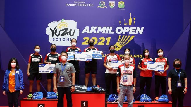 Para pemenang kategori Ganda Remaja Putri U17. [Yuzu Isotonic Akmil Open 2021]