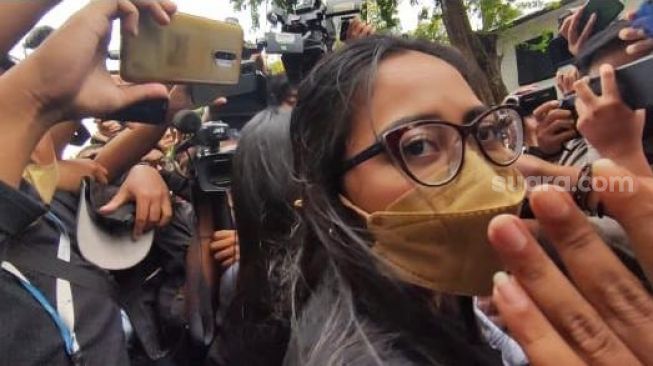 Rachel Vennya usai diperiksa polisi. [Suara.com/Evi Ariska]