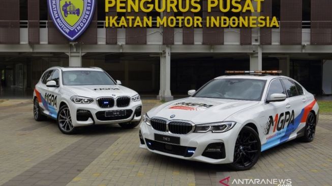 BMW Indonesia menyerahkan dua unit mobil listrik,  BMW 330e M Sport dan BMW X3 xDrive30e kepada Mandalika Grand Prix Association (MGPA) untuk menjadi Official Mobility Partner atau official car di ajang Idemitsu Asia Talent Cup (IATC) dan World Superbike (WSBK) [ANTARA]