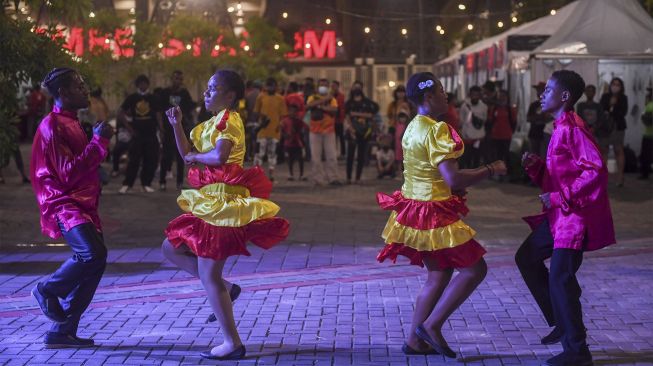 Komunitas Sanggar Seni Bintang Fajar Kampung Yoka membawakan tarian Yospan saat Festival Peparnas Papua yang digelar di Kompleks Stadion Lukas Enembe, Kabupaten Jayapura, Papua, Senin (8/11/2021). [ANTARA FOTO/Raisan Al Farisi]