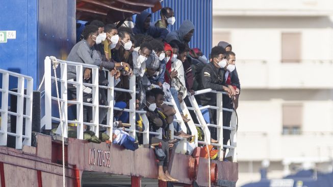 Kapal Sea Eye 4 yang membawa para migran dari Laut Mediterania tiba di Pelabuhan Trapani, Sisilia, Italia, pada (8/11/2021). [GIOVANNI ISOLINO / AFP]