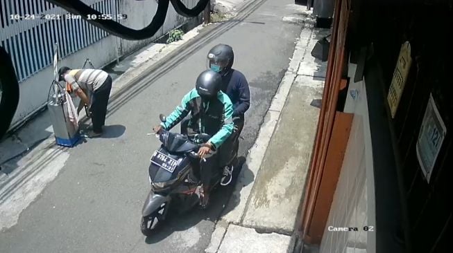 Pelaku teror paket di rumah orang tua Veronica Koman mengenakan jaket driver ojol. (tangkapan layar rekaman CCTV).