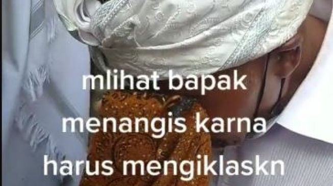 Viral Seorang Pria Menggunakan Udeng Bali Menangis Karena Kehilangan Istri