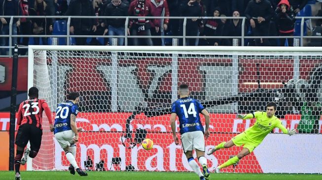 Aksi Hakan Calhanoglu mencetak gol penalti ke gawang sang mantan AC Milan di laga derby Della Madonnina, skor berakhir imbang 1-1. (Foto: AFP)