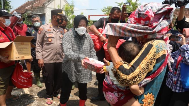 Tinjau Banjir Gresik, Mensos Bagikan Makanan dan Instruksikan Pendirian Tenda Darurat