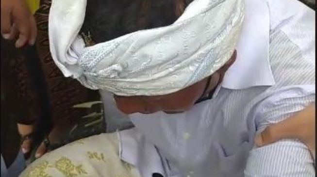 Pria Bali Menangis karena ditinggal istri untuk selamanya. [Foto Tiktok /@wiskadewi]