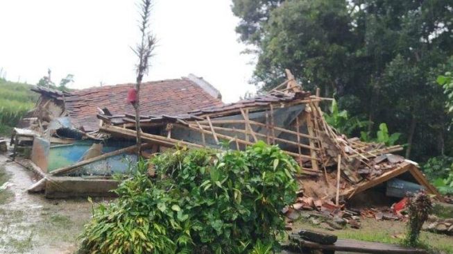 Detik-detik Rumah di Sukabumi Roboh akibat Hujan Deras, Warga Teriak Allahu Akbar