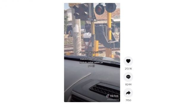 Aksi kocak tunggu kereta api lewat. [TikTok]