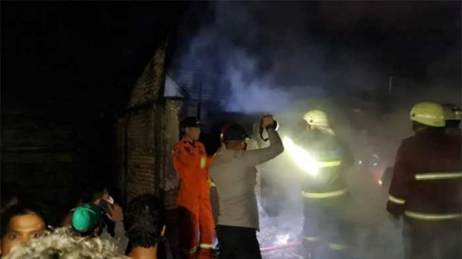 Kebakaran Rumah di Kampar, Ibu dan 3 Anak Ditemukan Tewas Saling Berpelukan