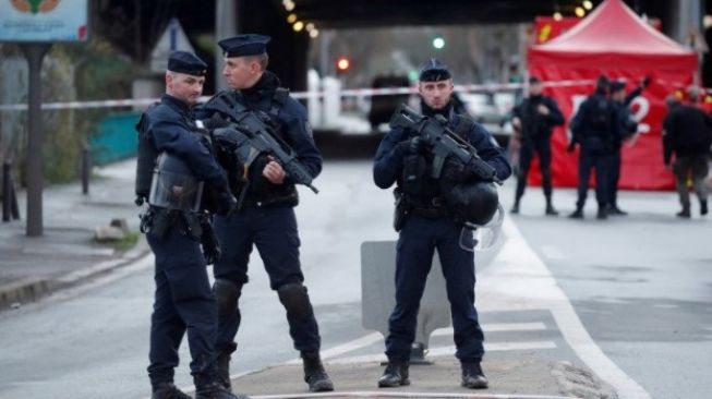 Polisi Prancis Ditikam Dalam Mobil