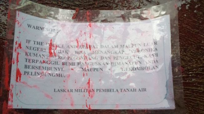 Surat ancaman diduga pelaku teror rumah orang tua Veronica Koman. Surat itu mengatasnamakan Laskar Militan Pembela Tanah Air. (istimewa)