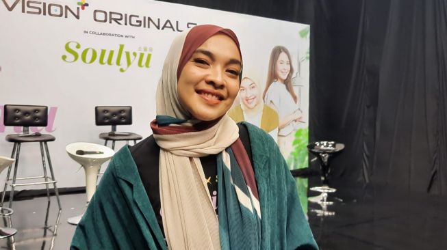 Tika Bravani, saat jumpa press series Cantik Ya Kamu, di kawasan Jalan Pajang, Jakarta Barat, Senin (8/11/2021). [Suara.com/Ismail)