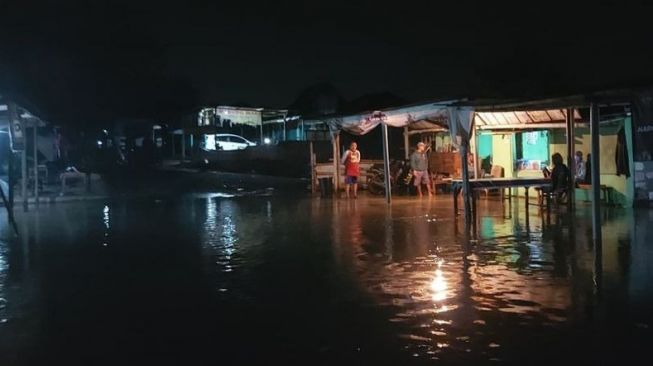 Akibat Gelombang Pasang, Enam Bangunan di Pantai Samas Terendam Air