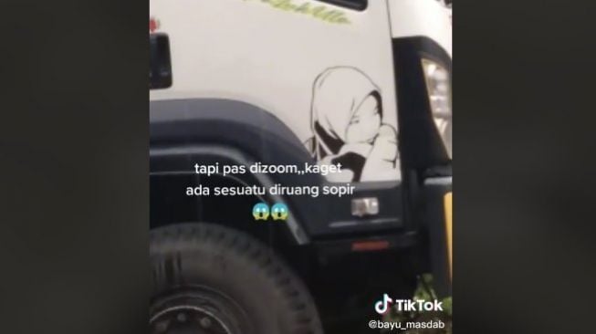 Niatnya Cuma Soroti Foto Cewek, Pria Ini Malah Temukan Hal Mengejutkan di Truk. (TikTok/@bayu_masdab)