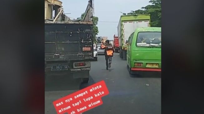 Viral Aksi Pria Bukakan Jalan Ambulans di Tengah Kemacetan