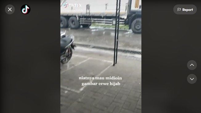 Niatnya Cuma Soroti Foto Cewek, Pria Ini Malah Temukan Hal Mengejutkan di Truk. (TikTok/@bayu_masdab)