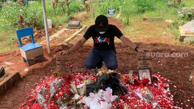 Nyesek Banget, Viral Orang Tua Bibi Ardiansyah Ziarah Saat Makam Dikunci, Netizen Nangis