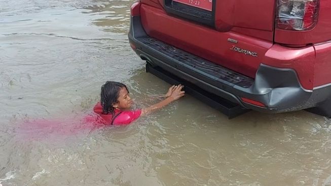 Cueki Pak Lurah, Anak-anak di Pluit Mandi Banjir Rob hingga Gelantungan di Bemper Mobil