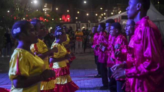 Komunitas Sanggar Seni Bintang Fajar Kampung Yoka membawakan tarian Yospan saat Festival Peparnas Papua yang digelar di Kompleks Stadion Lukas Enembe, Kabupaten Jayapura, Papua, Senin (8/11/2021). [ANTARA FOTO/Raisan Al Farisi]